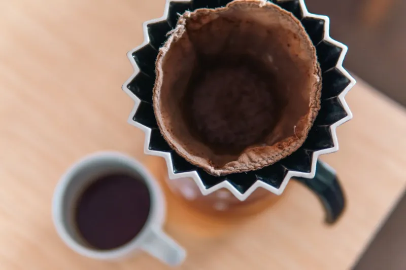 O Pano Que Não Mente: Por Que o Café Coado à Moda Antiga Voltou com Tudo e a Ciência Explica o Porquê